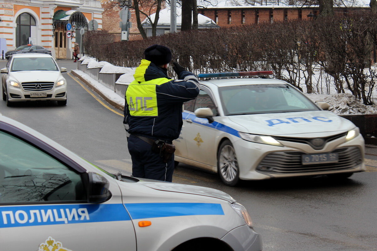 Сразу 180 электромобилей в ближайшее время должны выйти на улицы Нижнего Новгорода в качестве такси. Еще около 100 машин планируется закупить в течение года. На сегодняшний день в городе развернуто более 40 зарядных станций, которые расположены как в центре, так и в спальных районах.  Эксплуатировать электромобили будут таксомоторные парки Нижегородской области, сервисное обслуживание - силами дилеров и сервисных центров региона. Объем инвестиций в Нижегородскую область в рамках реализации проекта составляет 750 млн руб., из которых 100 млн руб. - государственное финансирование, остальное - частный капитал. Посмотрим на новые тачки?
