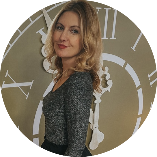 «Изменения коснутся порядка оформления билетов на поезда дальнего следования, перевозок животных, использования в пути музыкальных инструментов, положений соблюдения пассажирами требований транспортной безопасности, - рассказала ulpravda.ru сотрудник пресс-службы Волго-Камского региона Куйбышевской железной дороги Екатерина Колесникова. - В новых правилах дополнен перечень документов, на основании которых осуществляется оформление билетов на поезда дальнего следования, а также прописано право пассажира использовать при покупке билета паспорт или свидетельство о рождении с истекшим сроком их действия в течение 90 дней. Кроме того, документ предусматривает право пассажиров верхних полок садиться за столик около нижней полки на время приема пищи на 30 минут утром, вечером и на 1 час в обед. Также в правилах теперь установлен запрет на высадку из поезда безбилетного несовершеннолетнего пассажира в возрасте до 16 лет. В этом случае контролёры или сотрудники поездной бригады обязаны передать его представителям органов внутренних дел. Еще одно новое положение обязывает граждан проходить досмотр при входе на объекты железнодорожного транспорта, иначе пассажир не будет допущен ни на вокзал, ни в поезд. Использовать в пути следования музыкальные инструменты и средства звукоусиления (кроме слуховых аппаратов и наушников), согласно новым правилам, теперь недопустимо, а мелкие собаки без клетки или контейнера могут перевозиться только по правилам для крупных собак».