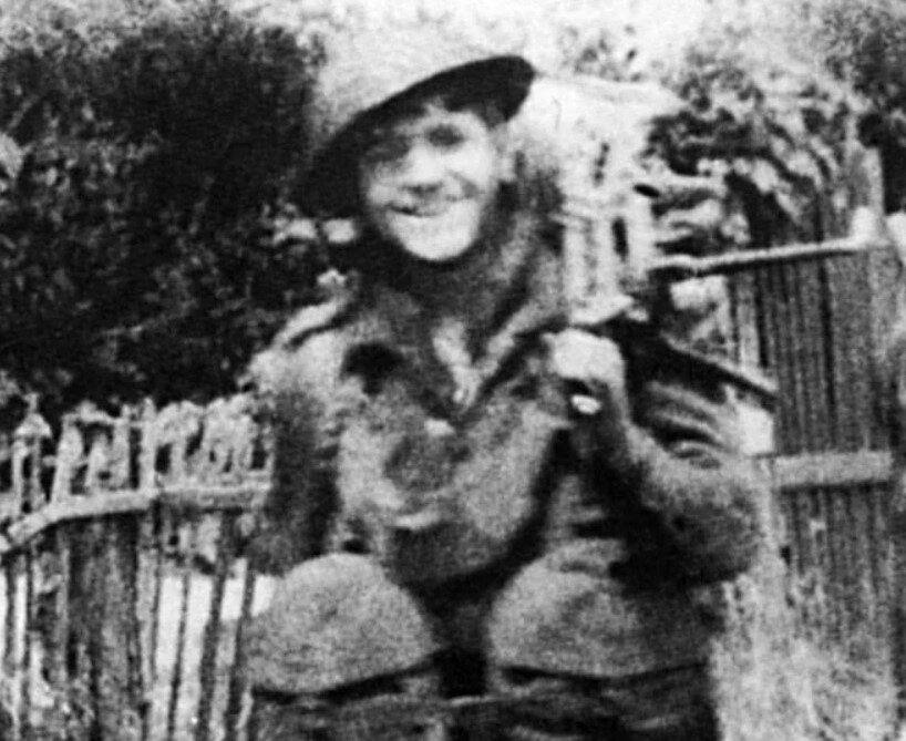 Солдат с пулеметом Виккерс Г.О. №2 Мк. I. Кадр из фильма Им принадлежит слава (1945).
