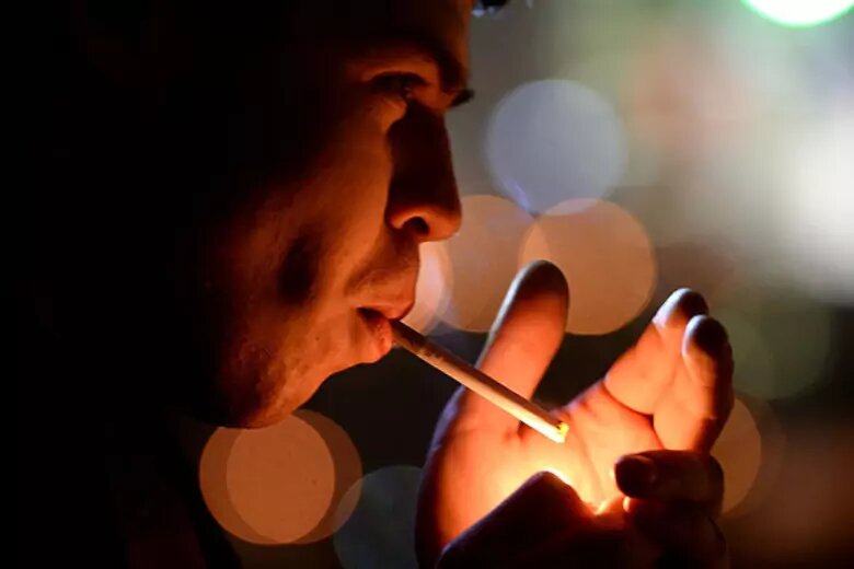 Кури оставь мне. Прикуривает сигарету. Кури оставь мне. Девушка с дымом изо рта. Любовь как дым.