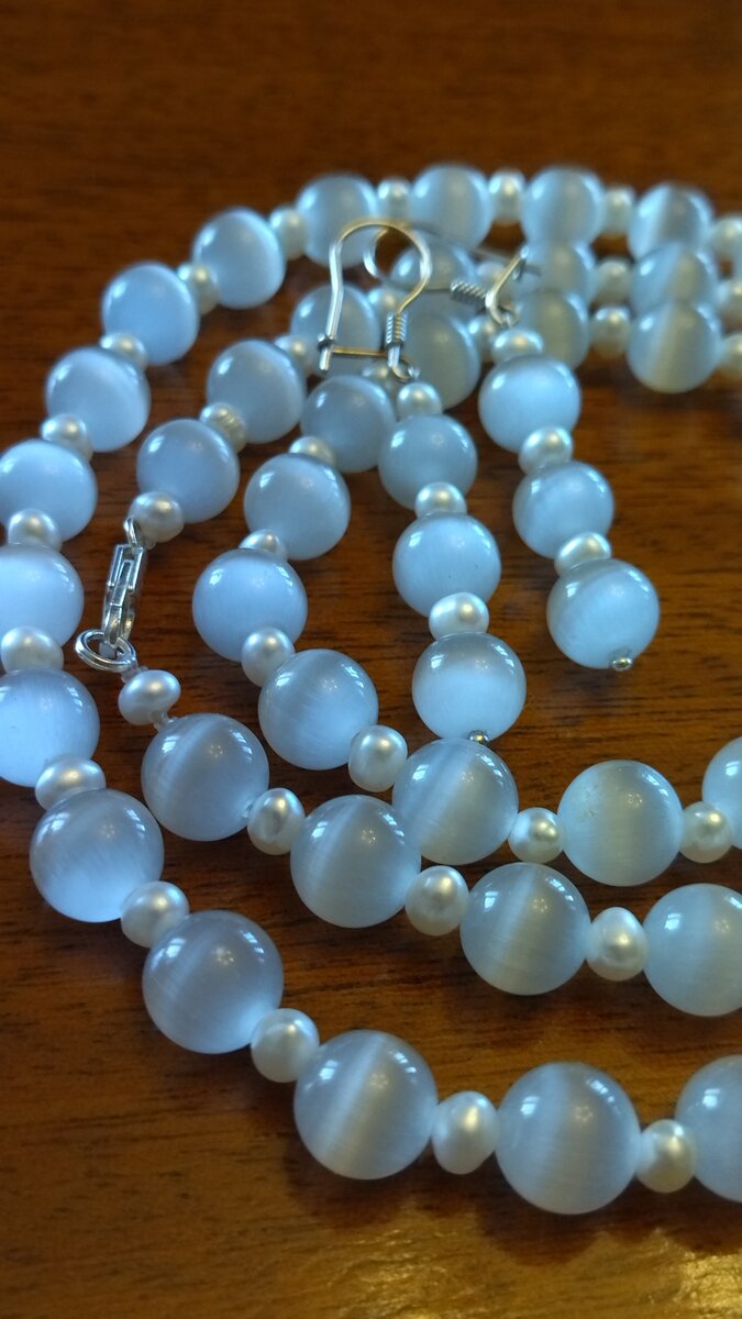 Замки и швензы серебряные, камень разбавлен речным жемчугом.