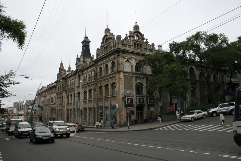 На фото один из старейших магазинов Владивостока - ГУМ. Он построен в 1906—1907 годах по проекту архитектора Георга Юнгхенделя и инженера А. К. Иогансона.