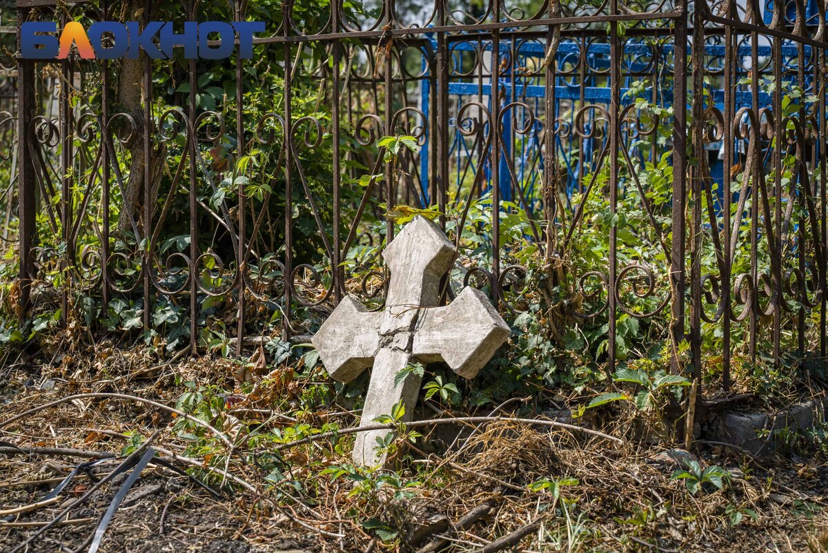 Кладбище в центре города. Феодосия старое кладбище. всесвятское кладбище краснодара. ленинское кладбище краснодар. краснодарское кладбище в центре.