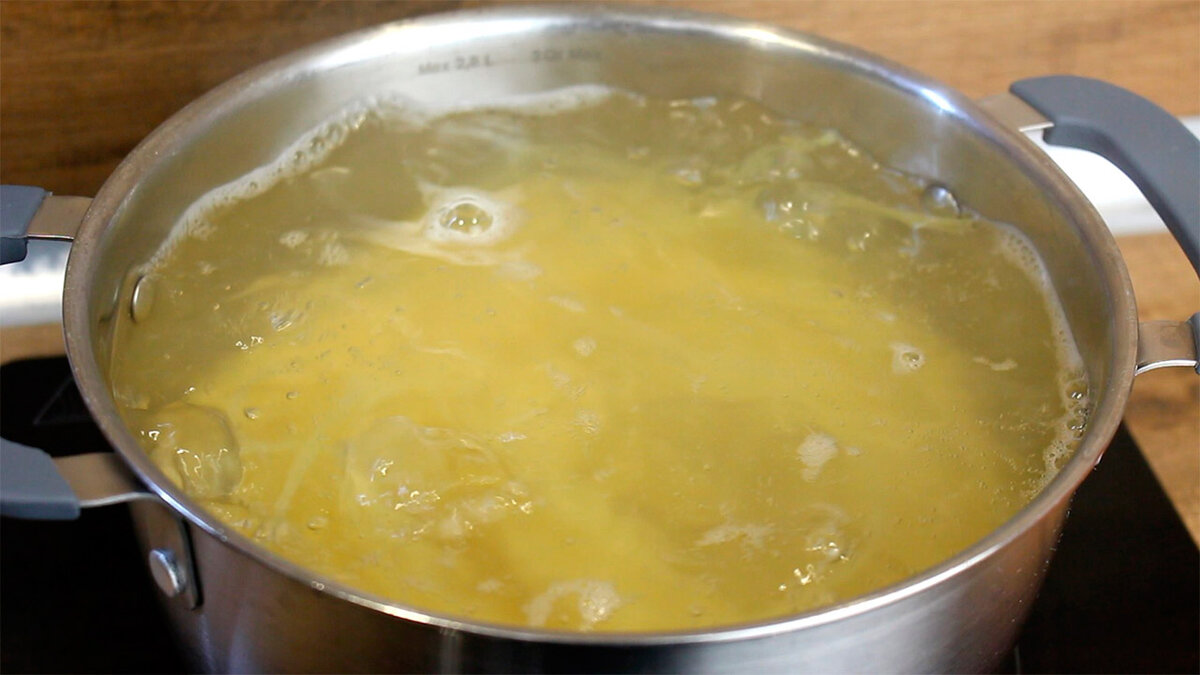 Всем большой привет. Сегодня приготовим вкусное и простое в приготовлении блюдо - паста Карбонара. 📕Рецепт: 👨🏻‍🍳Как готовить:⤵️⤵️⤵️ Для начала нарежем бекон на кусочки и мелко нарежем чеснок.-6