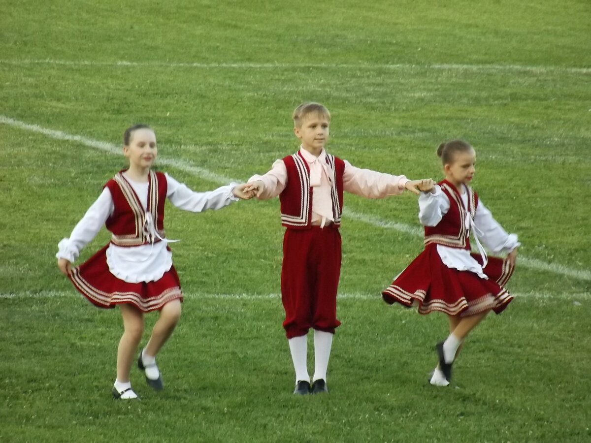 Танцы во время перерыва игры "Локомотива"