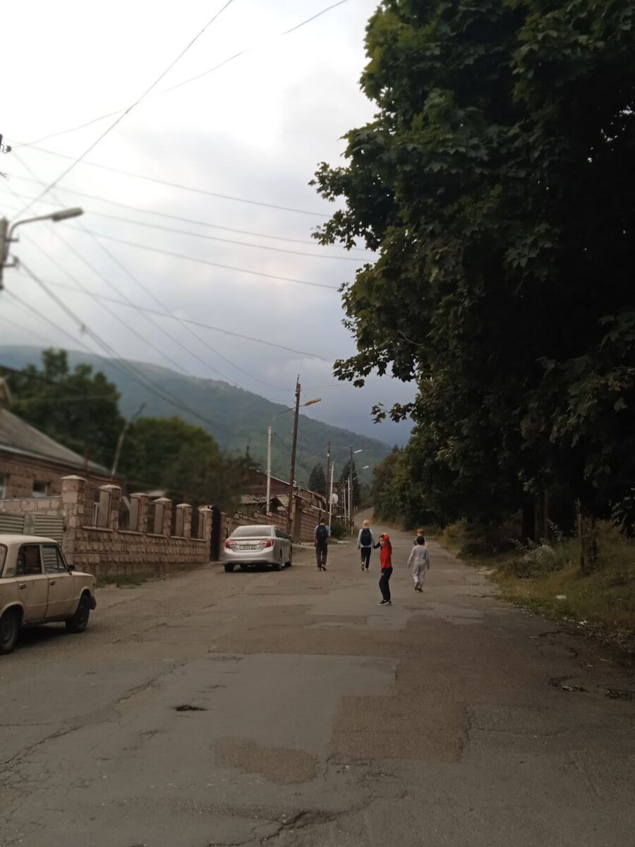 Дети по дороге принялись громко петь "Аллилуйя!". Не знаю, почему. Так им захотелось.  Взрослые у нас тоже хлопнутые, подпевали и смеялись. Так что со стороны мы, наверное, были похожи на веселых сектантов. 