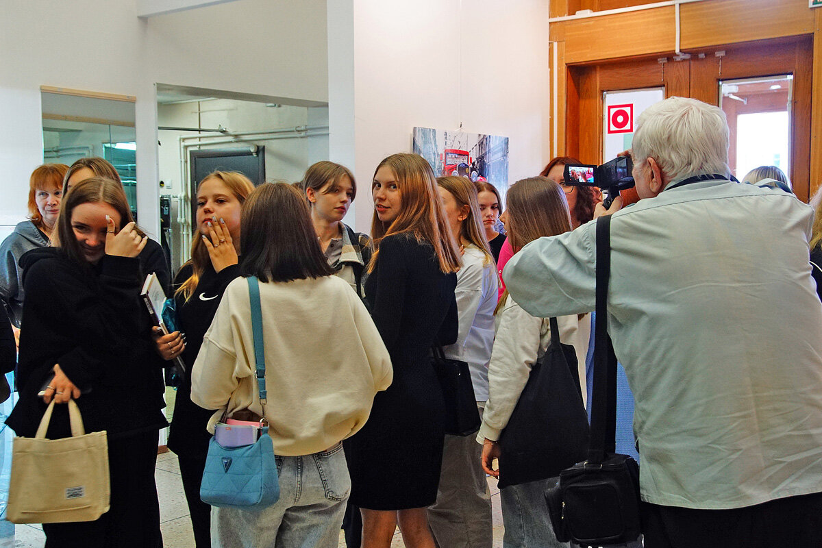 Молодежи на выставке было много. Листайте.