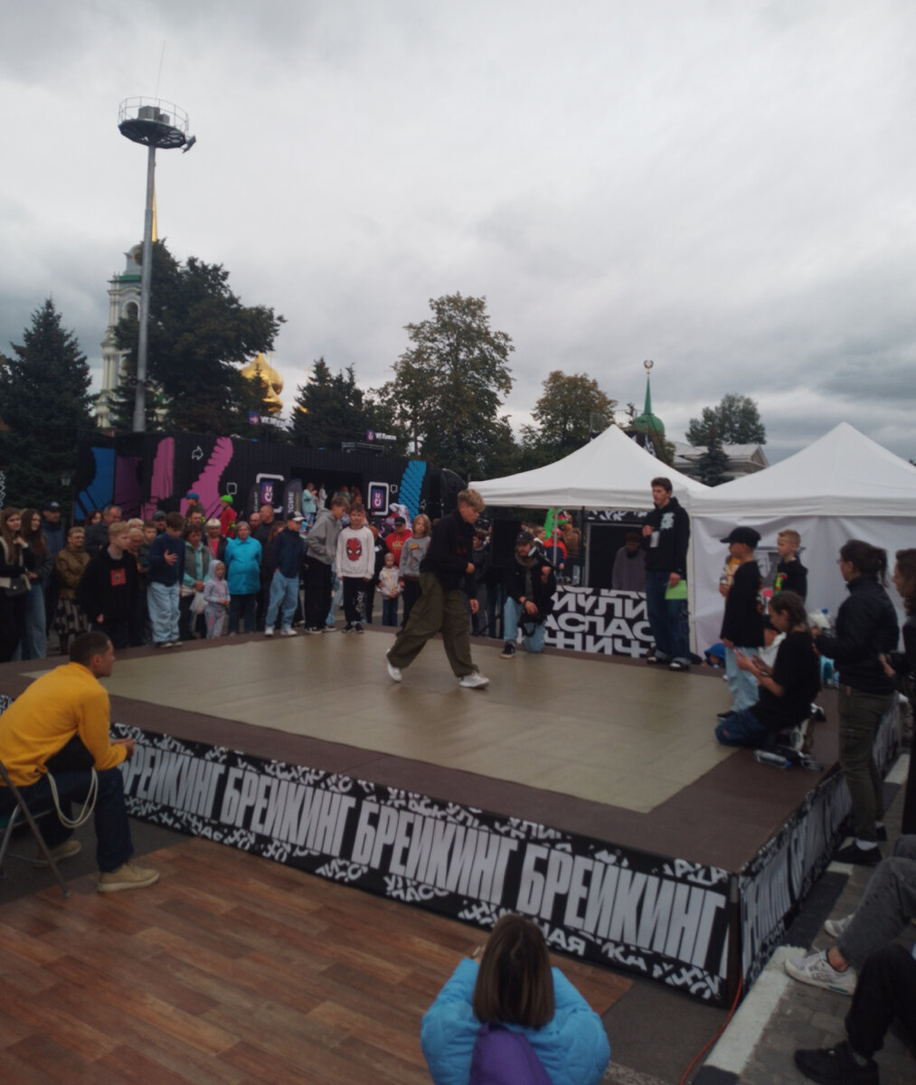 Нашему городу -877, но он  как всегда молод, красив, хорош собой, да ещё в в полном расцвете сил, радует своих жителей и гостей, историческими  памятниками, итересными музеями, замечательными...-36