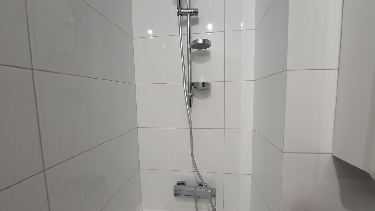 Санитарный узел совмещенный. Плитка уложена с межплиточными швами 1,5 мм., наружные углы зарезаны под 45 градусов