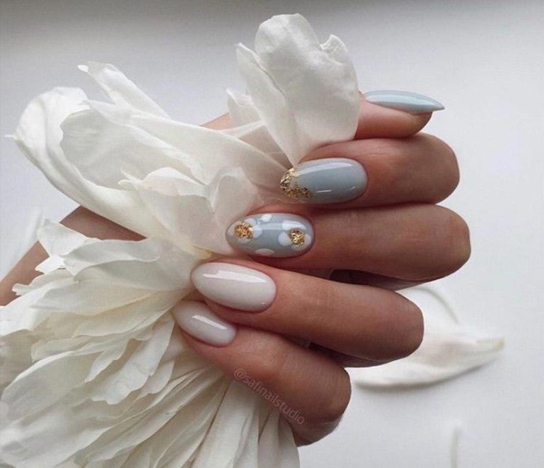 Серо-молочный маникюр с дизайном на лето