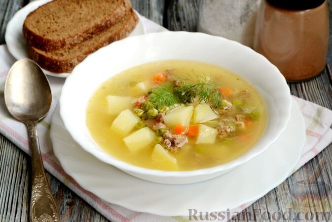 фарш говяжий, горошек зеленый замороженный, сыр копчёный (сулугуни в косичке), лук репчатый, морковь, картофель, масло сливочное, соль, перец чёрный молотый, зелень укропа