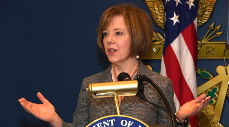 На фото: Лиза Хершман является руководителем управления Министерства обороны. (Даррелл Хадсон / Армия США)                                                 https://www.defensenews.com/news/pentagon-congress/2020/06/24/senate-moves-to-eliminate-chief-management-officer-role/