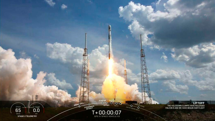 Запуск Falcon-9 со спутником GPS III SV03 со стартовой площадки SLC-40 на мысе Канаверал, Флорида.