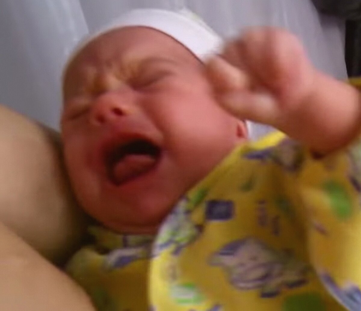 Почему новорожденный не берет. Малыш плачет. Плачущий младенец. Новорожденный младенец кричит. Грудничок плачет.