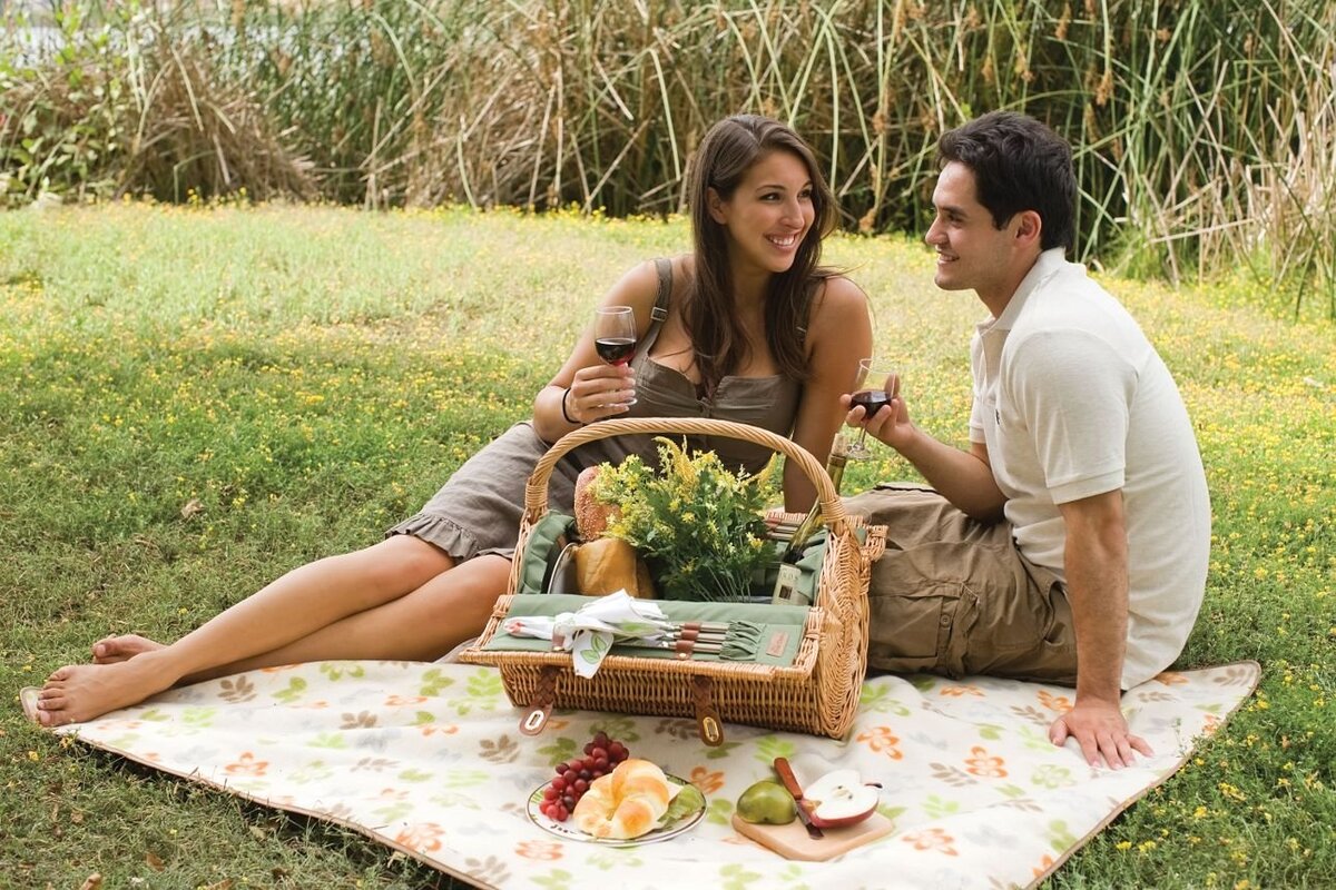   Романтический пикник на природе Лето – самое время для общения с природой. Романтический ужин тоже можно красиво организовать в стилистике пикника. И это совсем не сложная задача.