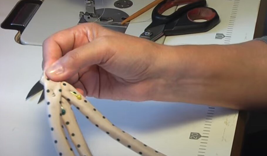 Так сложить колбаски для плетения косы