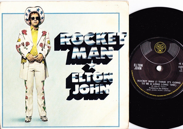 Rocket man перевод. Elton John Rocket man. Rocket man (i think it's going to be a long, long time) Elton John. Elton John Rocket hour Kanye West.