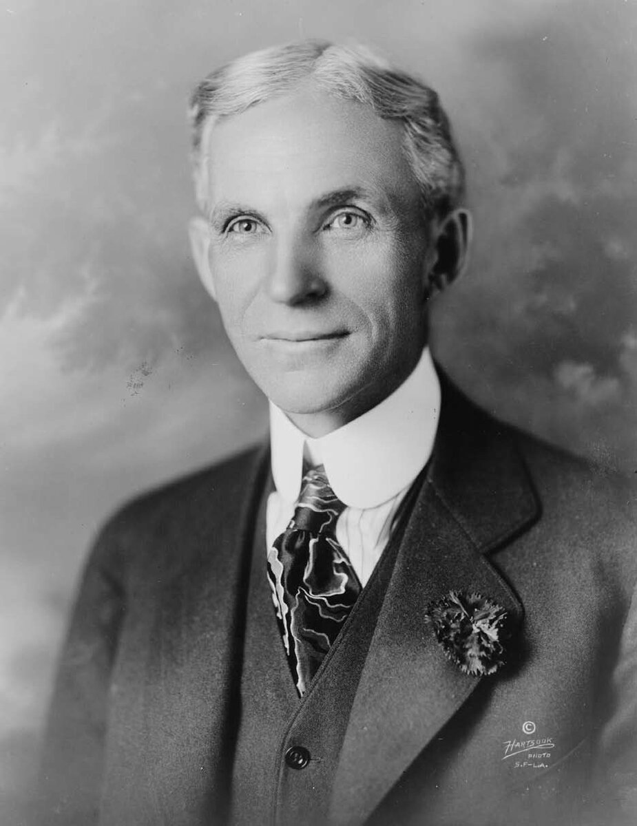 Многие думают, что везёт великим людям. Это не так. Просто там, где обычный человек, потерпев  две неудачи, начинает занимается чем-то другим, великий человек после семи неудач предпринимает восьмую попытку и достигает успеха.