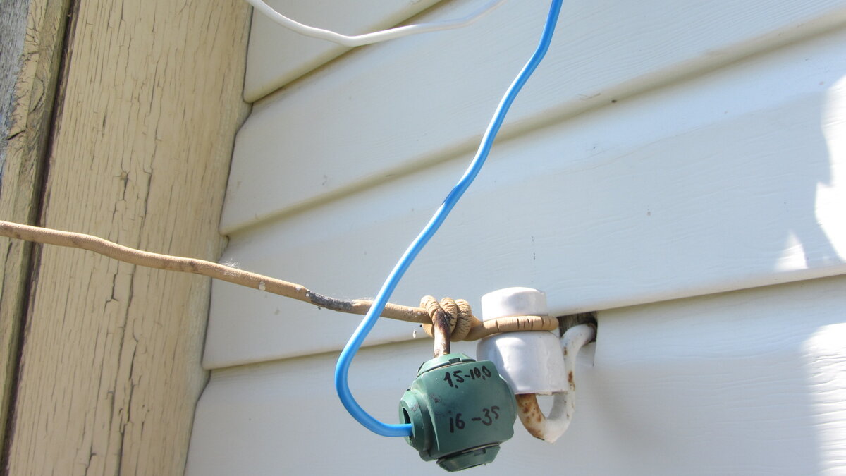 Как видно из фото, однопровоочный провод 6 мм. кв. зачищен для возможности подключения помимо счётчика.  Провод в этом месте довольно часто просто теряет механическую прочность, и при его падении на землю возможно поражение электрическим током. Соединение было выполнено "скруткой" даже  без изоляции, естественно оно пропало в определённый момент, "орешек" уже был поставлен мною, при устранении неисправности. Естественно выдано предписание замены существующего подсоединения на СИП.