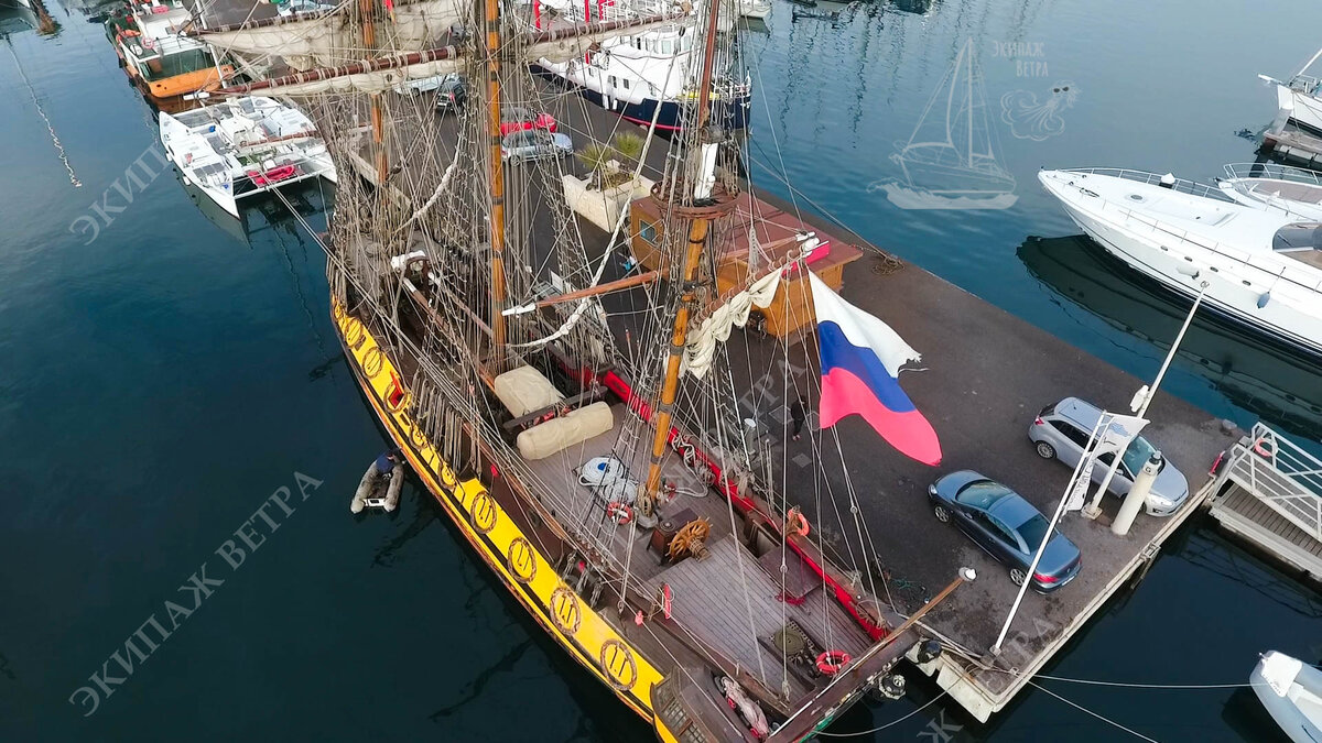 "Штандарт". 1999 г. постройки. Длина 33м., высота 33м., водоизмещение 220 тонн.