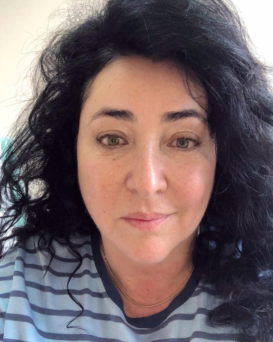 Уставшая, но счастливая от снятого грима