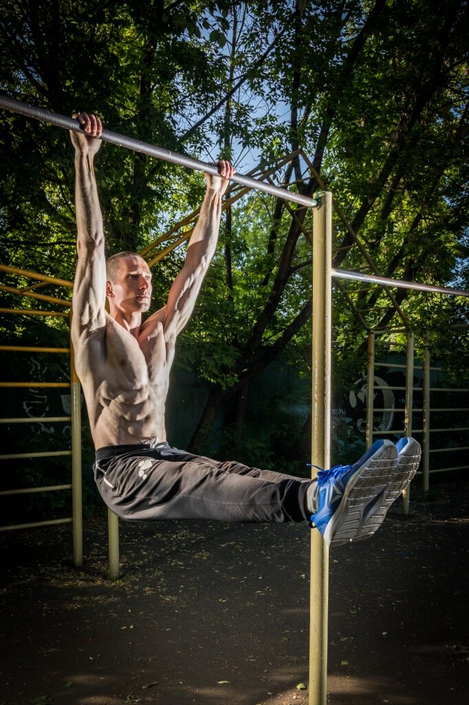 Занятия на турниках как называется. Элемент ласточка воркаут. Задний вис воркаут. Занятия на турниках как называется. Занятия на турниках как называется.