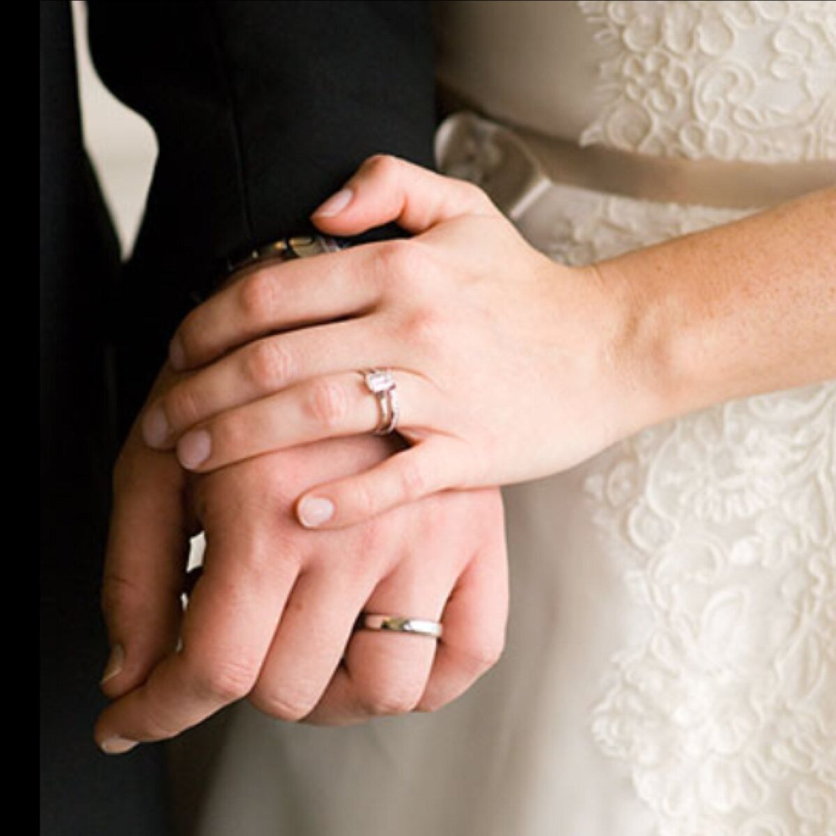Брак картинки. Обручальное кольцо на руке девушки. Обручальное кольцо на руке невесты. Кольцо на свадьбу мужчине и женщине.