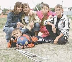 Влад (лежит с мячом) 2006 год (фото: архив "АиФ")