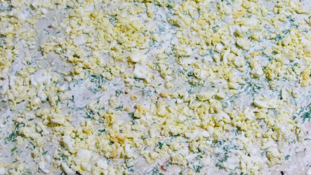 Выкладываем на лаваш яйца и зелень