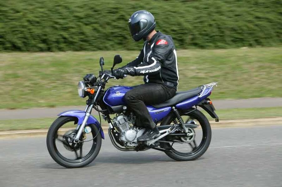 Мотоциклы для высоких людей. Ямаха YBR 125. Yamaha YBR 125 2005. Мотоцикл Yamaha YBR 125 - посадка. Yamaha YBR 125 С мотоциклистом.