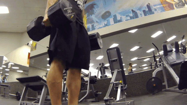 Упражнение «Прогулка фермера» с двумя гантелями