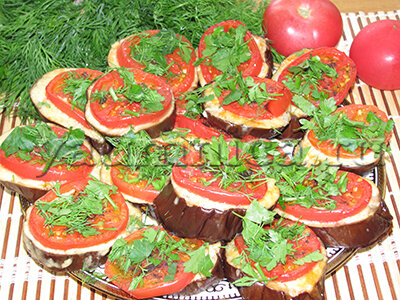 Баклажаны, запеченные в духовке с помидорами и сыром