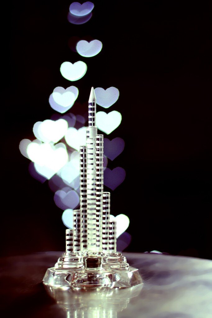 Это фото я назвала "С любовью к Дубаи" 🙂 Технически же - это елочная гирлянда на заднем фоне и картонка с отверстеим в форме сердечка на объективе.