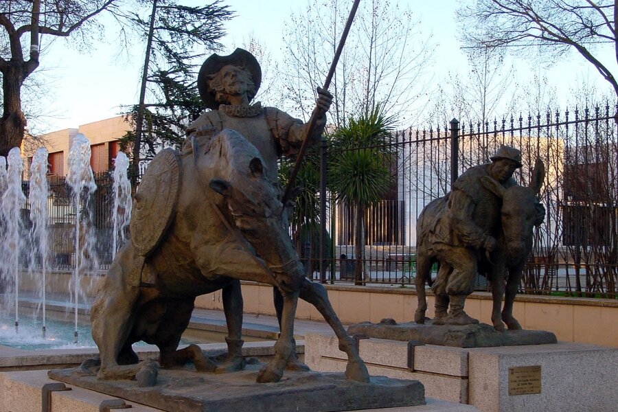 Во дворе, конечно, статуи Дон Кихота и его верного Санчо Пансы. А помните, как звали славного коня нашего рыцаря? :)  