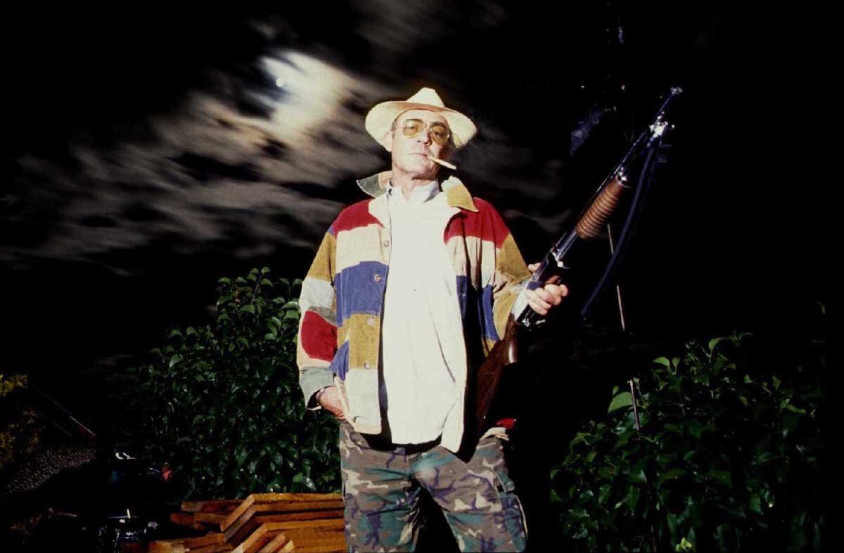 фото - https://www.maxim.com/style/hunter-s-thompson-safari-jacket-2016-7