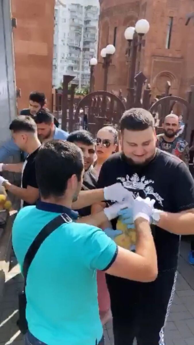 Фото: брат Гоар Аветисян раздаёт фрукты