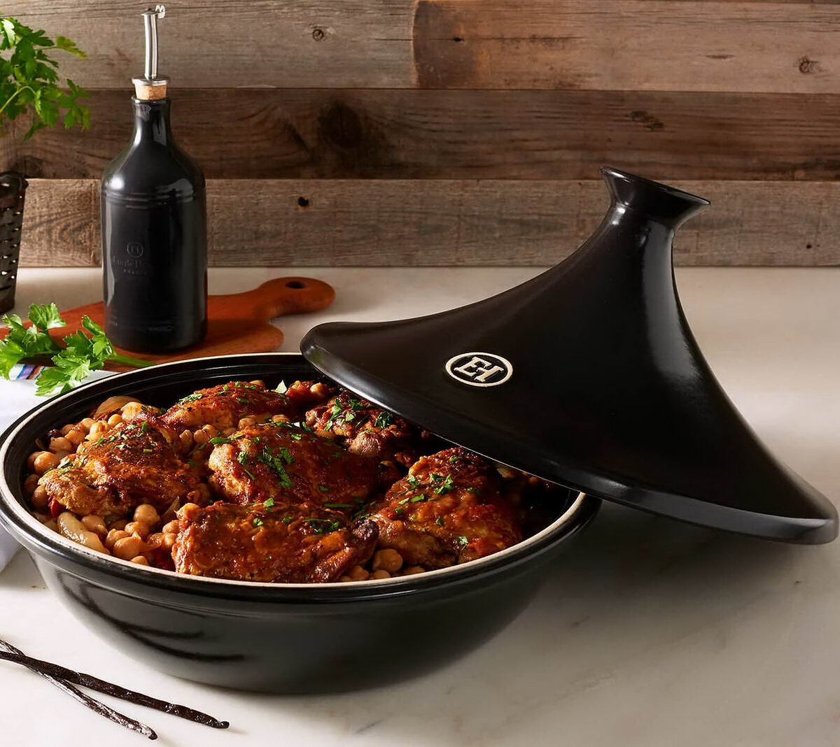 Керамический тажин бренда  Emile Henry  позволяет жарить, тушить, пассеровать пищу. При этом медленно остывает, а значит блюдо долго остается горячим. Тажин покрыт особо прочной глазурью и обладает высокой термической устойчивостью.
