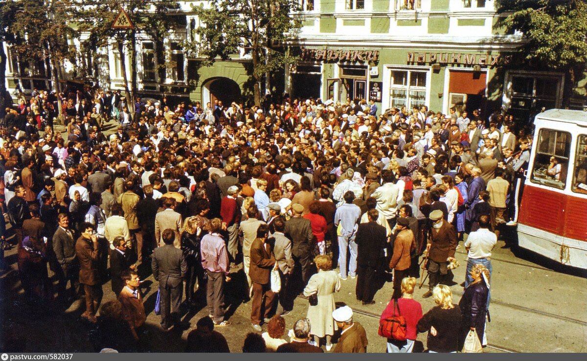 Источник:из журнала Ретроспектива. 2008. № 3 (8), Пермь
"Табачный бунт" на улице Ленина, 1990, Россия, Пермский край, Пермь
