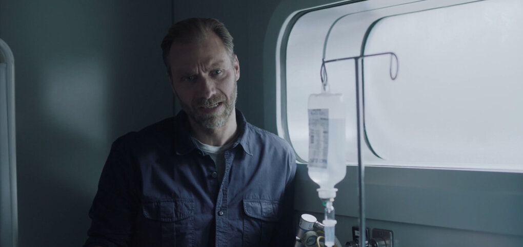 Йохан - глава летней экспедиции, в исполнении Александра Виллауме. Кадр из сериала "Голова", 2020. Сайт: imdb.com