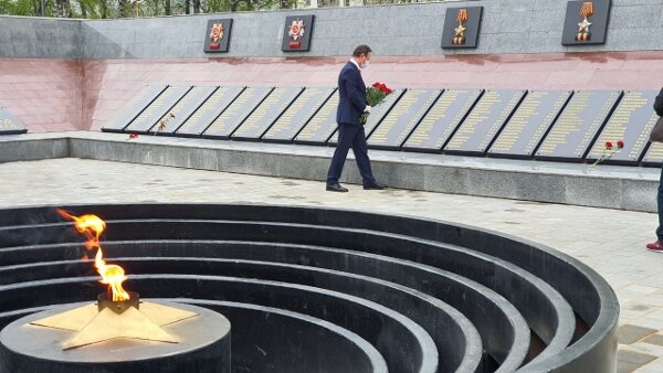 Положенными по статусу мероприятиями парламентарий не пренебрегает