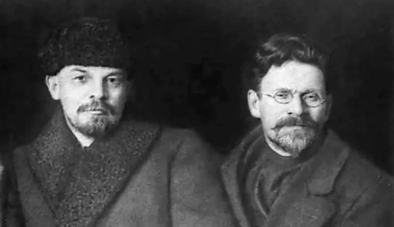 Ленин (слева) и Троцкий (справа)