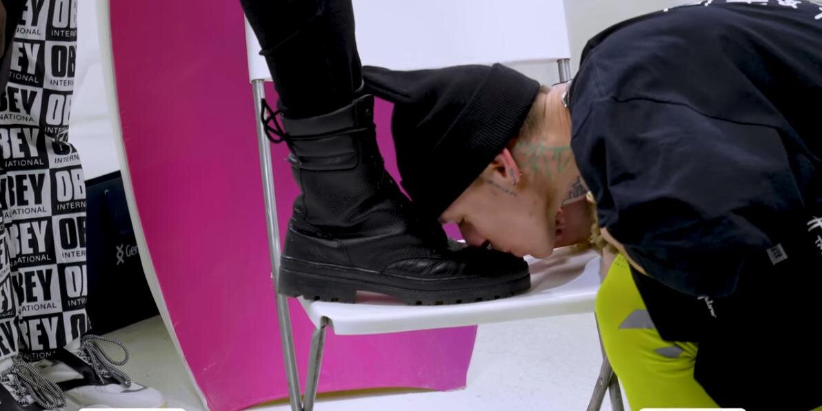 На Youtube-канале "Чикен Карри" вышел новый выпуск шоу Comment Out, героями которого стала участница лейбла Black Star Клава Кока и исполнитель хита "Любимка" Niletto. Последний публично поцеловал обувь чернокожего.

По результатам шоу Niletto стал победителем популярного Youtube-шоу. Ради этого ему пришлось выполнить необычное задание - встать на колено и поцеловать обувь чернокожего под аплодисменты собравшихся.

"Для меня это игра, а если копать в этом смысл, то он здесь есть. У меня есть любовь к определенным событиям в музыке и определенным людям. Поэтому - дружище, это чисто вот так", - заявил популярный певец, после чего чмокнул ботинок чернокожего мужчины и пожал ему руку.