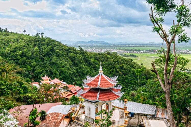 Пагода Суой До и зелёные окрестности Нячанга
