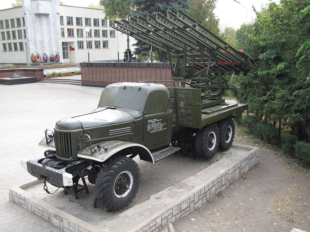 БМ-13 на шасси ЗиЛ-157. музей в Воронеже.  By ProDiman - Own work, Public Domain, https://commons.wikimedia.org/w/index.php?curid=7854630