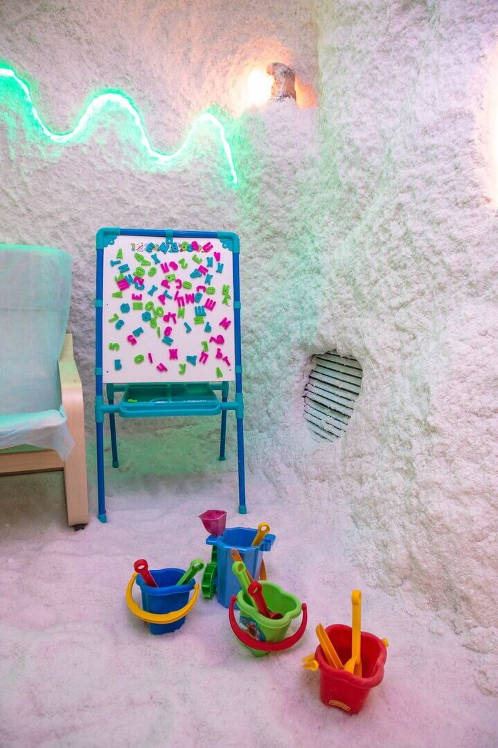Зона с игрушками и доской