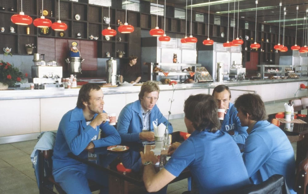 Не менее популярной была одежда с символикой самой Олимпиады.