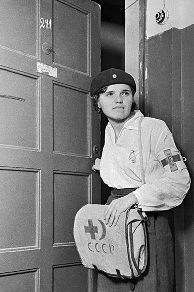 Санитарка медико-санитарной службы. Москва, июнь 1941 год. Анатолий Гаранин / РИА Новости