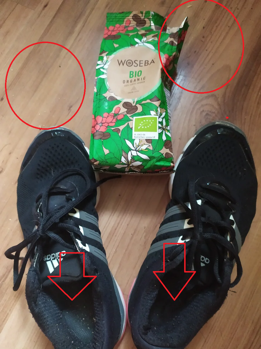 Катышки и сор на полу. 