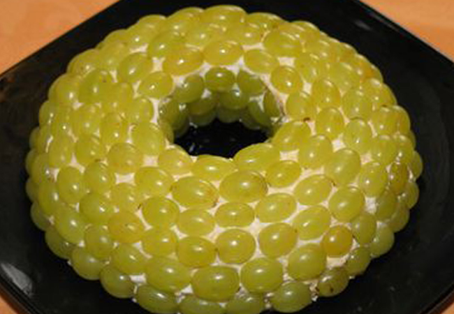 Необычный салат с курицей и виноградом «Изумрудное кольцо»