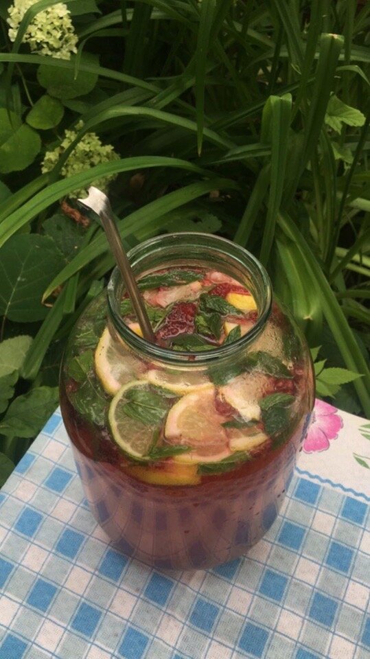 Домашний лимонад с мятой, лимоном, лаймом и малиной
